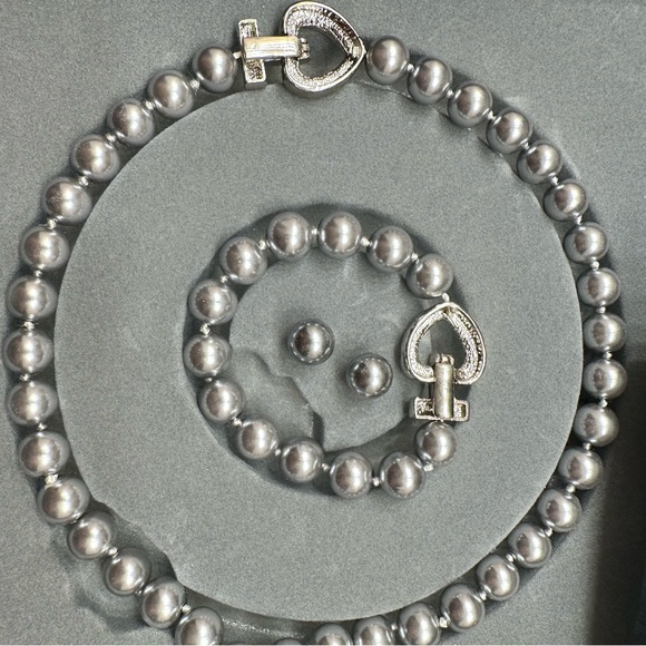 Elegant Silver Pearl Jewelry Set - Picture 4 of 6
